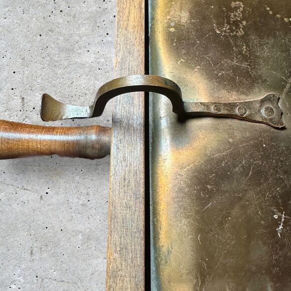 Vintage copper/wood ash & coal scuttle. Copper lid has large hammered imprints. - Picture 7 of 8